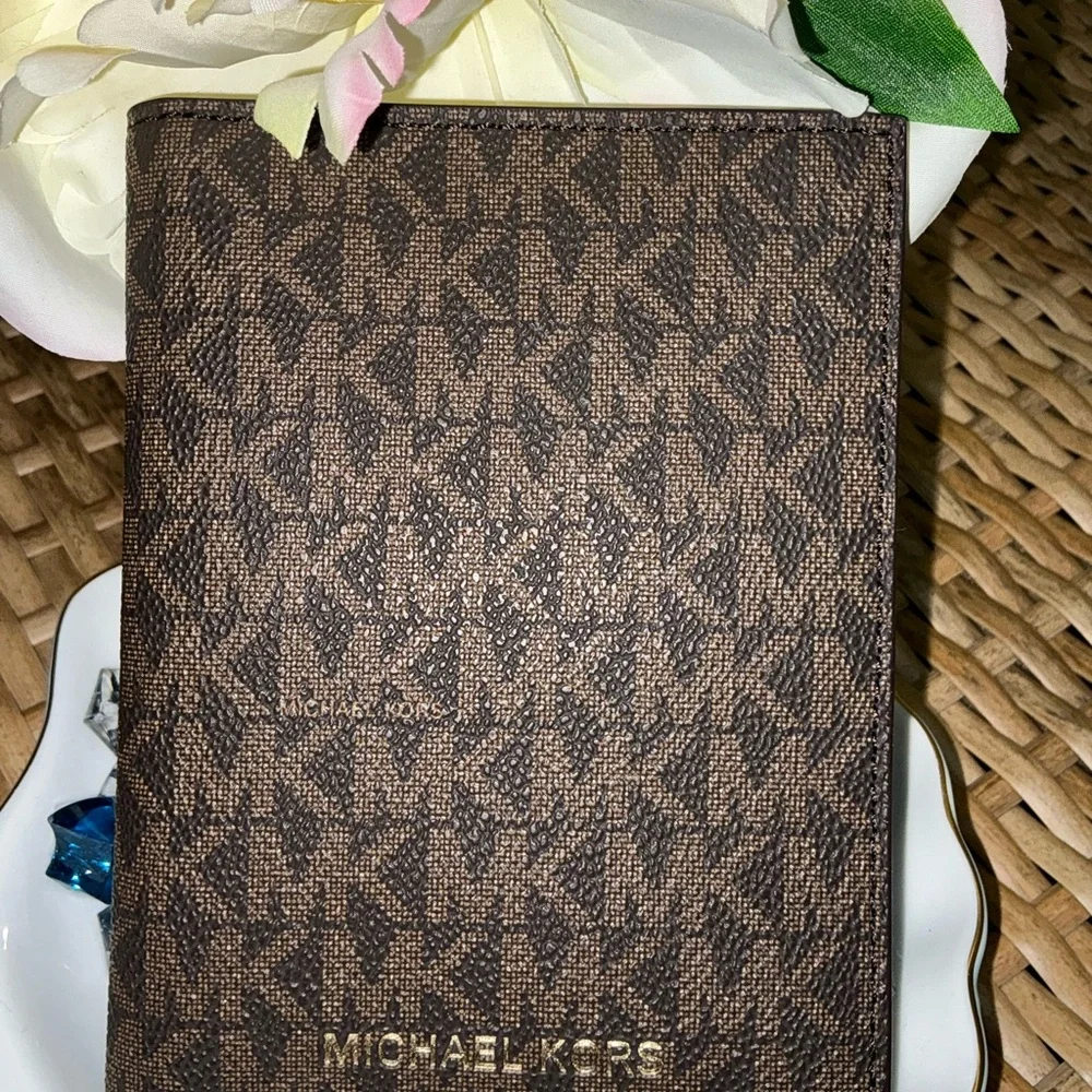 Michael Kors Signature Folding Card Case - Picture 11 of 14